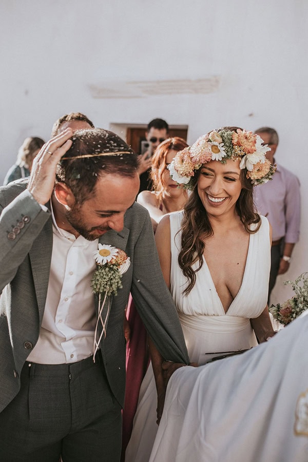 rustic-chic-summer-wedding-folegandros-pale-peach-dahlias-chamomile_32