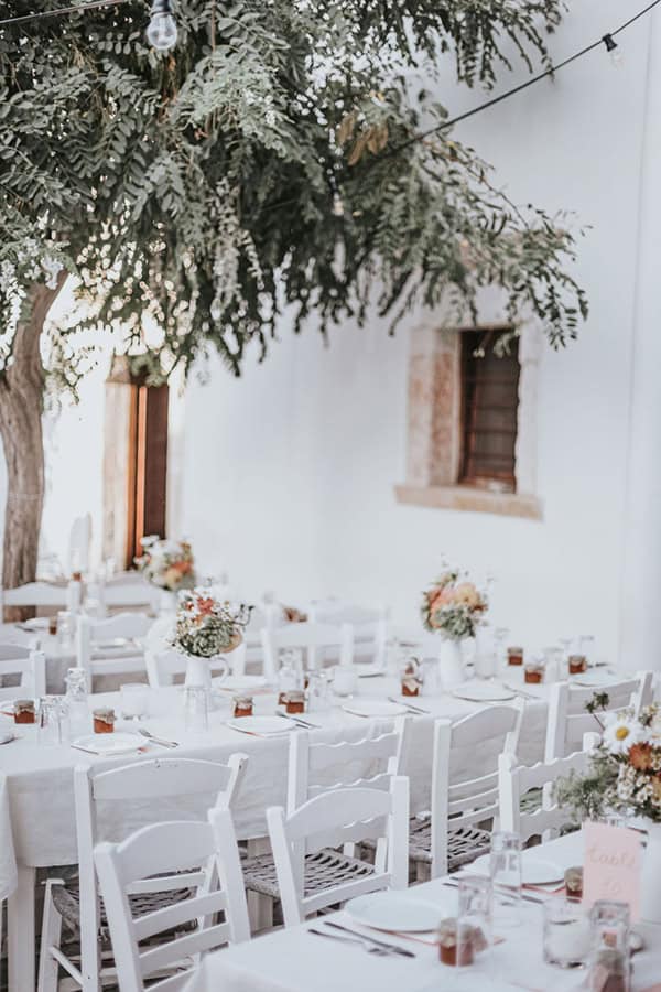 rustic-chic-summer-wedding-folegandros-pale-peach-dahlias-chamomile_40