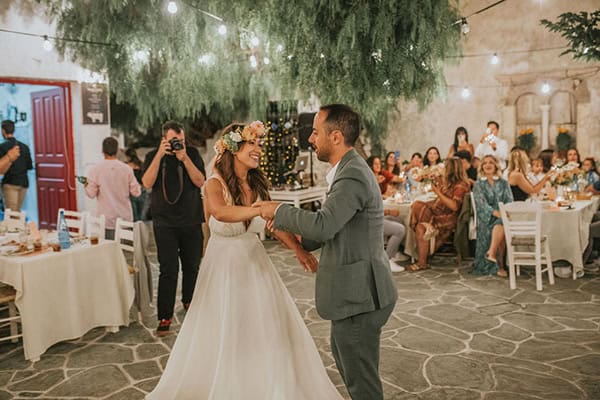 rustic-chic-summer-wedding-folegandros-pale-peach-dahlias-chamomile_42