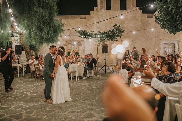 rustic-chic-summer-wedding-folegandros-pale-peach-dahlias-chamomile_43