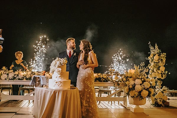 Καλοκαιρινός γάμος στη Γαλάζια Ακτή με λευκά άνθη και ρομαντικές λεπτομέρειες | Μαρία & Βασίλης