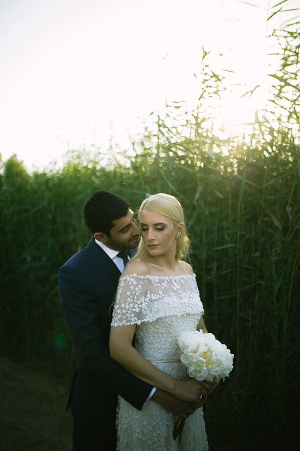 stunning-summer-wedding-galu-seaside-larnaca-romantic-fairyights_02x