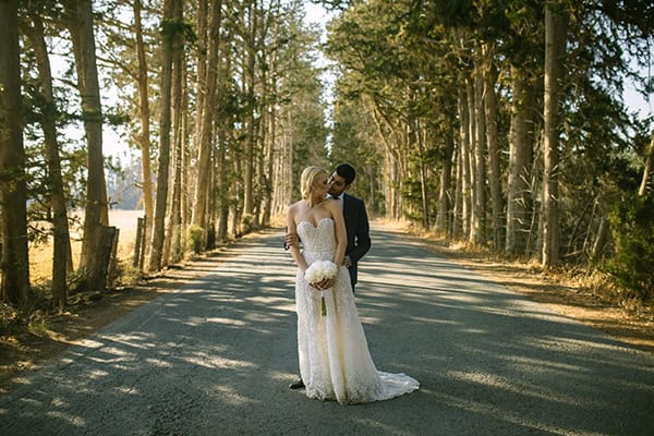 stunning-summer-wedding-galu-seaside-larnaca-romantic-fairyights_04