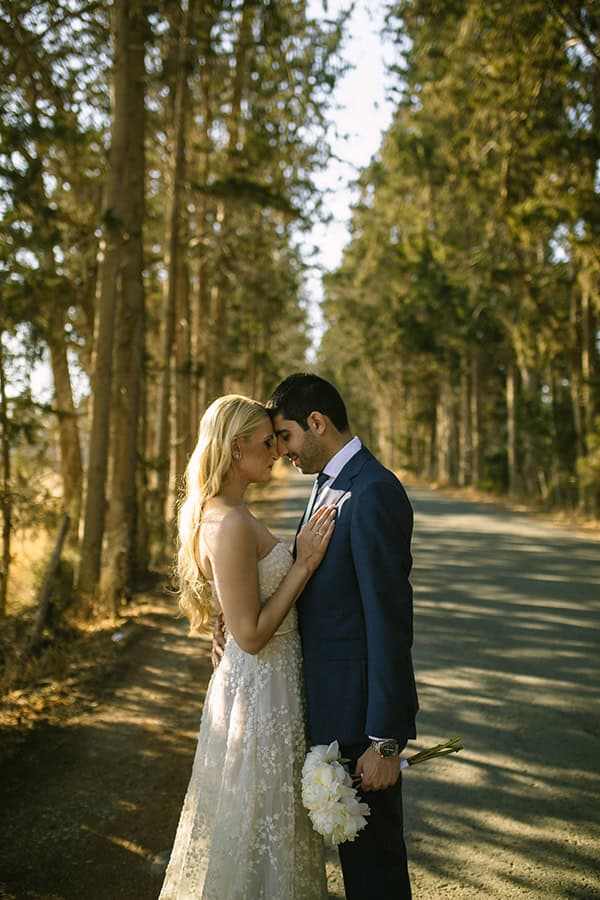 stunning-summer-wedding-galu-seaside-larnaca-romantic-fairyights_05