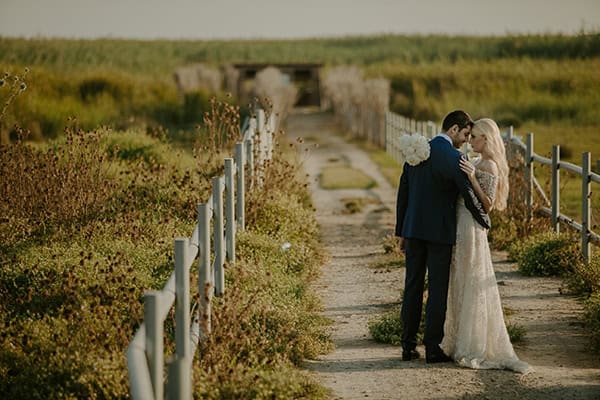 stunning-summer-wedding-galu-seaside-larnaca-romantic-fairyights_95x