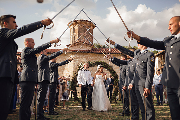 Καλοκαιρινός στρατιωτικός γάμος στα Ιωάννινα με pampas grass και λευκά άνθη | Δέσποινα & Λάμπρος