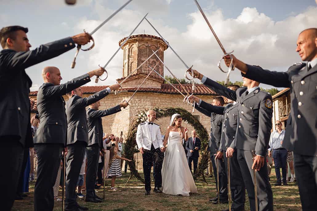 Καλοκαιρινός στρατιωτικός γάμος στα Ιωάννινα με pampas grass και λευκά άνθη | Δέσποινα & Λάμπρος