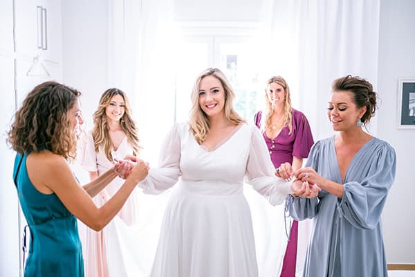 summer-wedding-athens-romantic-details-soft-white-peach-hues_07