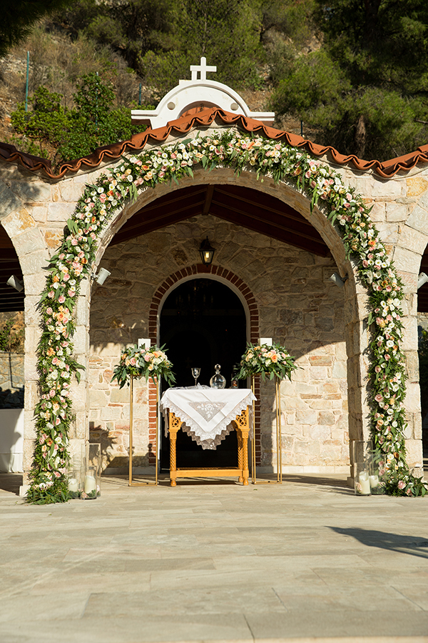 summer-wedding-athens-roses-pale-tones_13