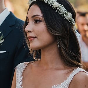 Όμορφος καλοκαιρινός γάμος στην Αθήνα με λευκά άνθη και πλούσια φύλλα ελιάς │ Jenny & Peter