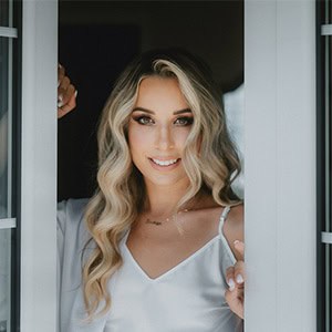 Υπέροχος καλοκαιρινός γάμος στην Αθήνα με λευκό ανθοστολισμό και πλούσιες πρασινάδες │ Μαρία & Στέφανος