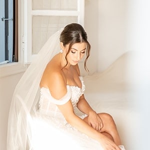 Όμορφος καλοκαιρινός γάμος στην Κάλυμνο με ιβουάρ τριαντάφυλλα | Αφροδίτη & Νικόλας