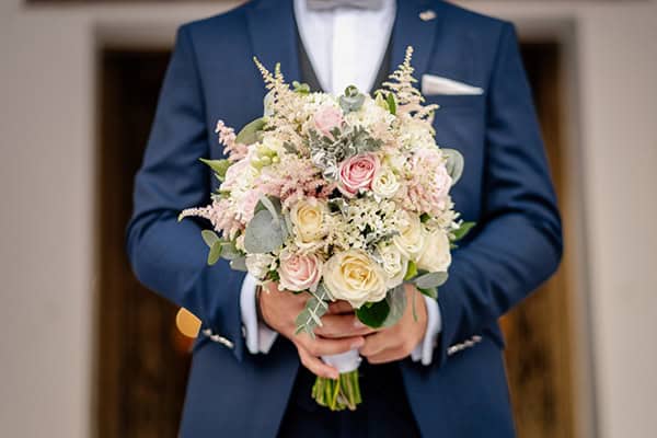 Simple-chic νυφική ανθοδέσμη με λευκά και ροζ τριαντάφυλλα