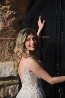 Όμορφο νυφικό χτένισμα για μακριά μαλλιά με μπούκλες