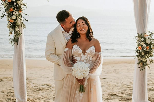 Destination γάμος στη Νάξο με λευκά και peach τριαντάφυλλα | Alta & Vlad