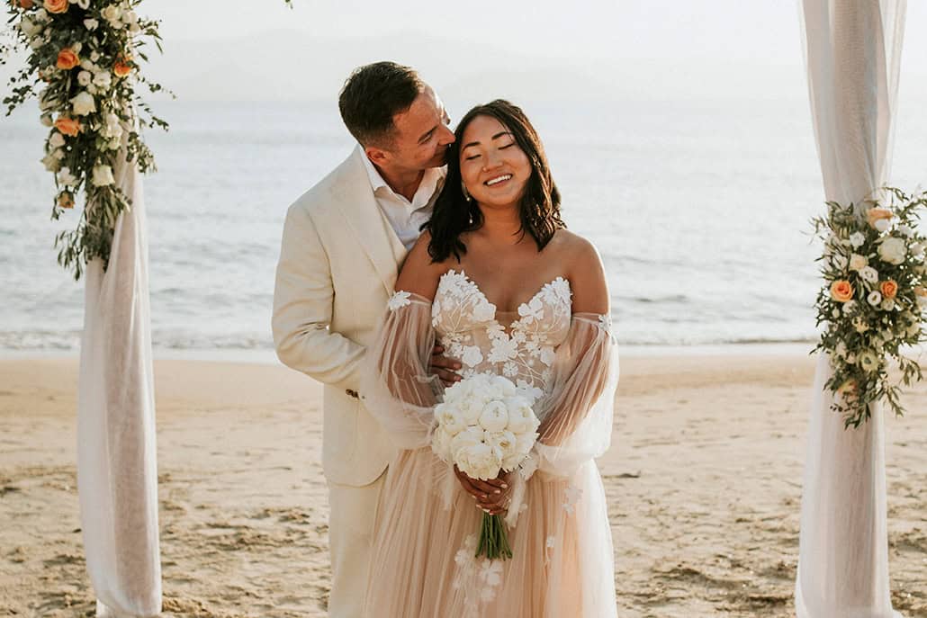 Destination γάμος στη Νάξο με λευκά και peach τριαντάφυλλα | Alta & Vlad