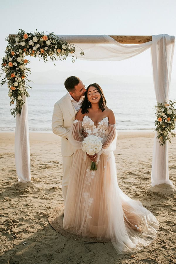 destination-wedding-naxos-white-peach-roses_02