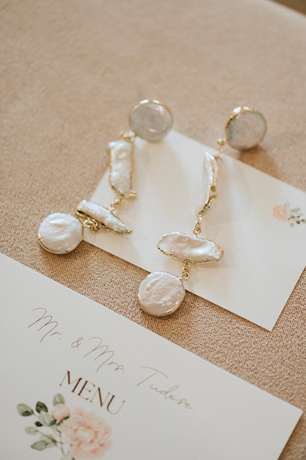 destination-wedding-naxos-white-peach-roses_04x