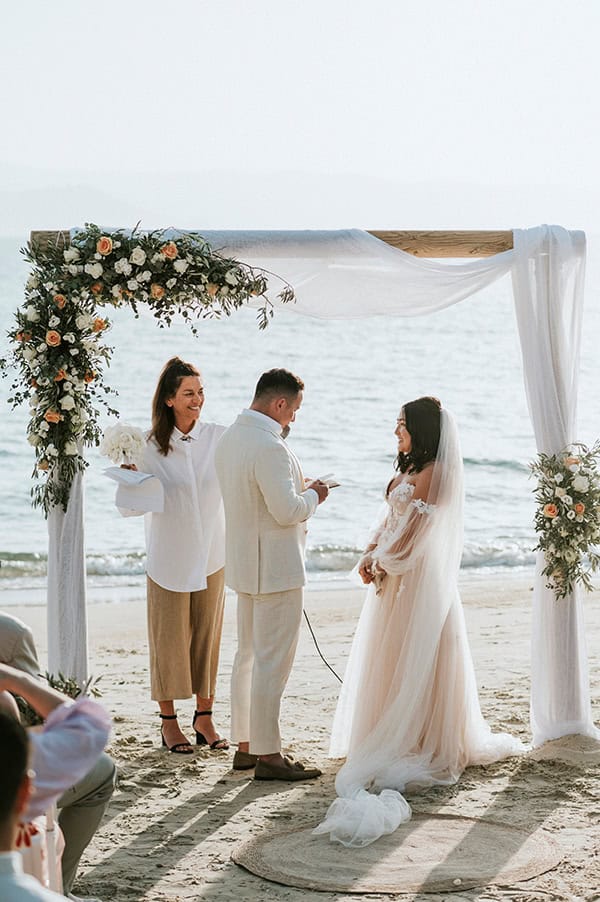destination-wedding-naxos-white-peach-roses_23