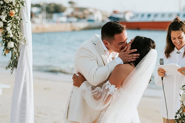 destination-wedding-naxos-white-peach-roses_29