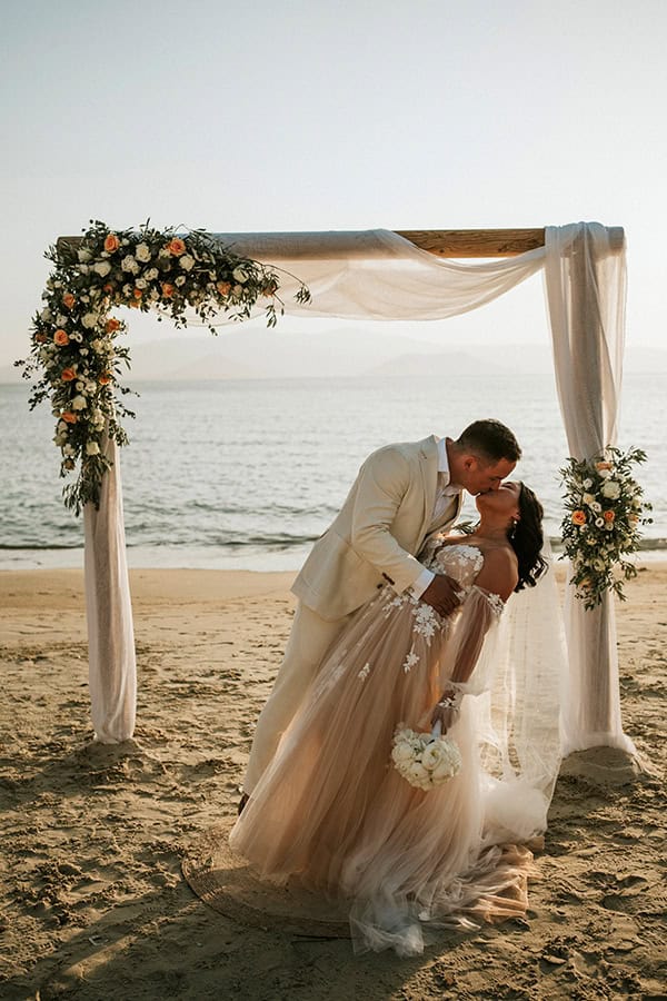 destination-wedding-naxos-white-peach-roses_32