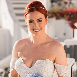 Destination γάμος στη Σαντορίνη με μπλε ορτανσίες | Abbey & Curtis