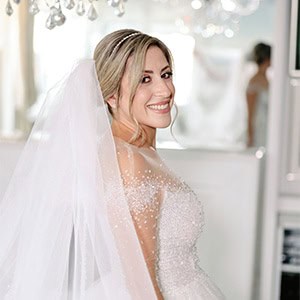 Chic φθινοπωρινός γάμος στη Θεσσαλονίκη με λευκά λουλούδια | Δανάη & Κώστας