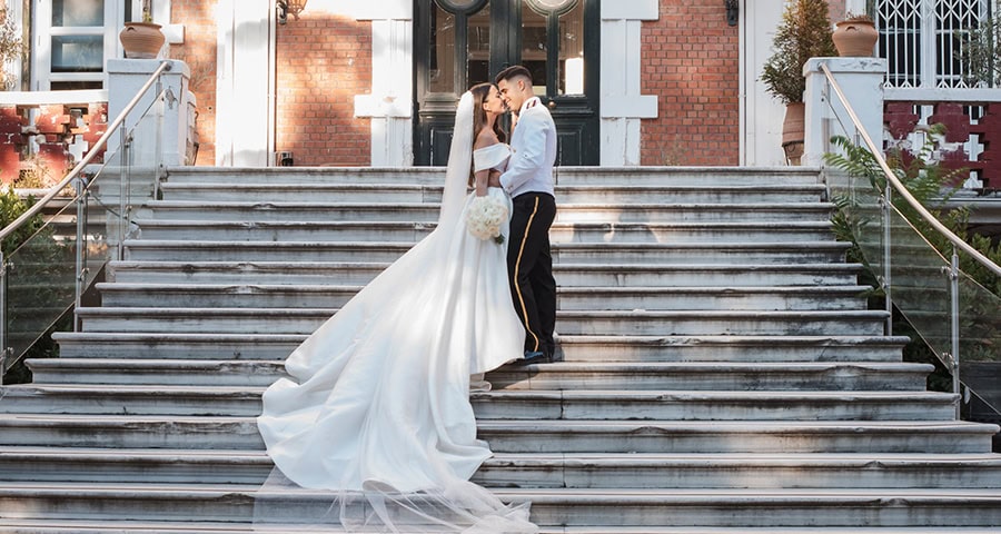 Ένας στρατιωτικός γάμος με ολόλευκα λουλούδια και ρομαντικές λεπτομέρειες | Σοφία & Βασίλης