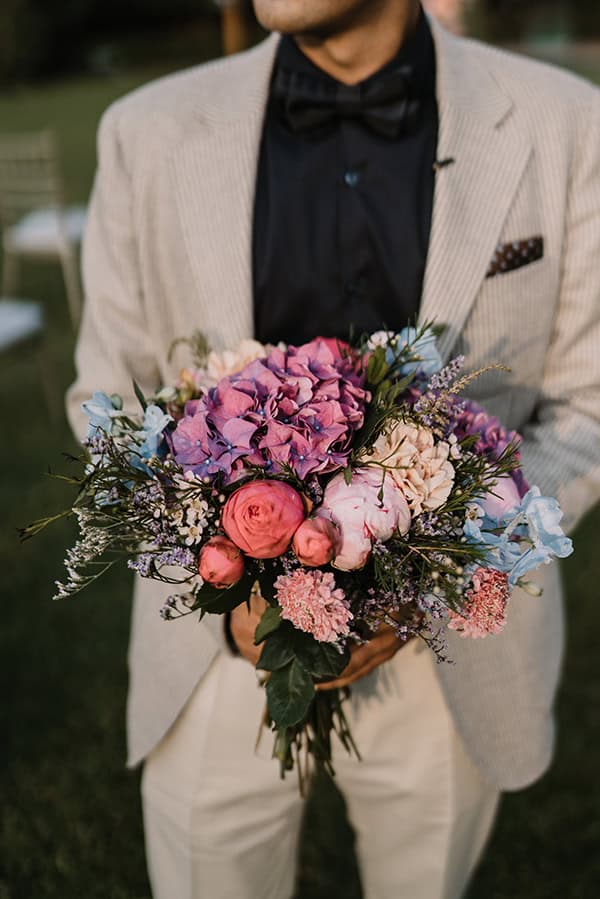 Μοντέρνα νυφική ανθοδέσμη με ορτανσίες και με άλλα πολύχρωμα άνθη