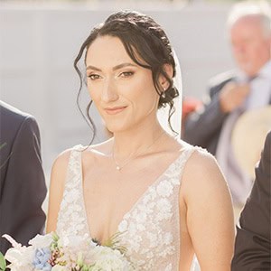 Μοντέρνος φθινοπωρινός γάμος στην Αθήνα με λουλούδια σε απαλές γαλάζιες και μωβ αποχρώσεις │ Αγάπη & Andrei