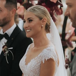 Μοντέρνος φθινοπωρινός γάμος με μπορντό λουλούδια και μαύρες λεπτομέρειες | Βάσια & Πάνος