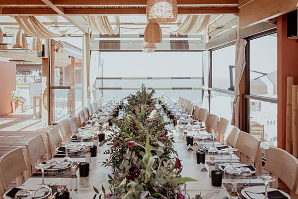 Μοντέρνες ιδέες διακόσμησης destination γάμου σε μαύρο χρώμα