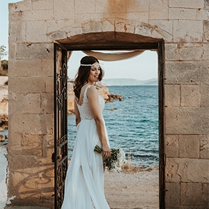 Υπαίθριος ανοιξιάτικος γάμος στην Αίγινα με λευκά ρομαντικά λουλούδια │ Μαρία & Ανδρέας