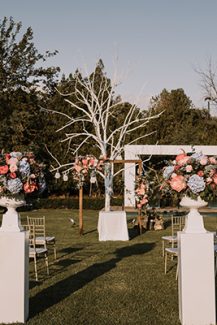 Ρομαντικός στολισμός γαμήλιας τελετής με γαλάζιες και coral ορτανσίες