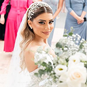 Romantic-chic καλοκαιρινός γάμος στη Λάρνακα με λευκά λουλούδια | Μαρία & Αντρέας