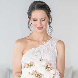 Romantic chic γάμος στην Αθηναϊκή Ριβιέρα με πλούσιο ανθοστολισμό│Sylvie & Justin