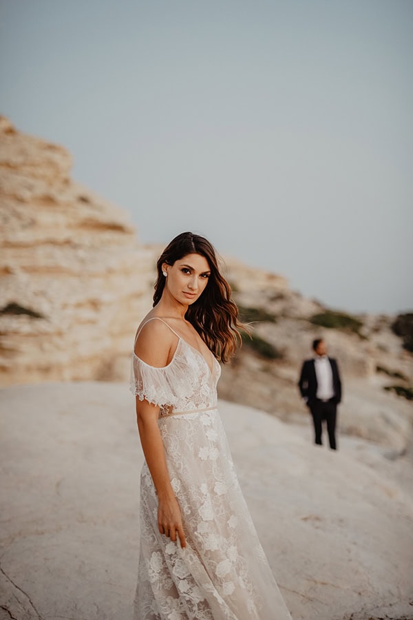 romantic-fall-wedding-limassol-white-roses_01x