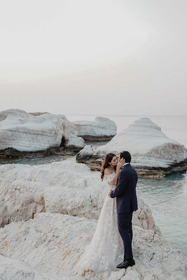 romantic-fall-wedding-limassol-white-roses_02