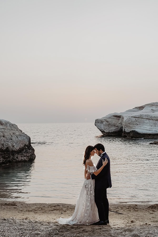 romantic-fall-wedding-limassol-white-roses_04