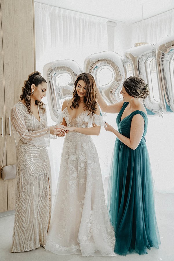 romantic-fall-wedding-limassol-white-roses_06