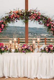 Ρομαντικός στολισμός γαμήλιου τραπεζιού με φούξια τριαντάφυλλα