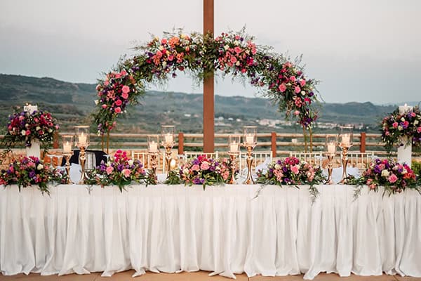 Ρομαντικός στολισμός γαμήλιου τραπεζιού με φούξια τριαντάφυλλα