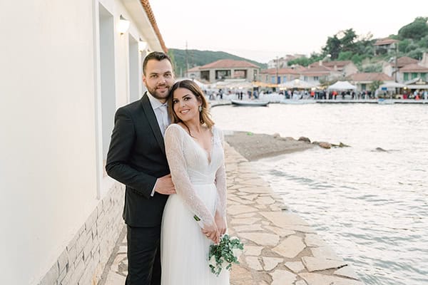 romantic-spring-wedding-island-white-flowers_01