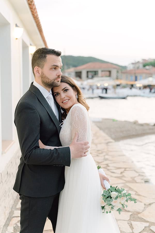 romantic-spring-wedding-island-white-flowers_01x
