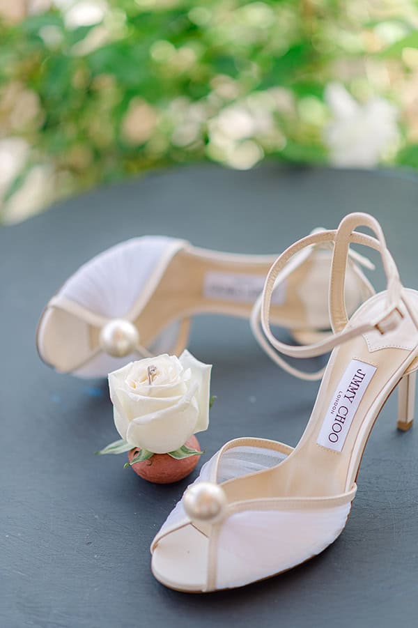 romantic-spring-wedding-island-white-flowers_07