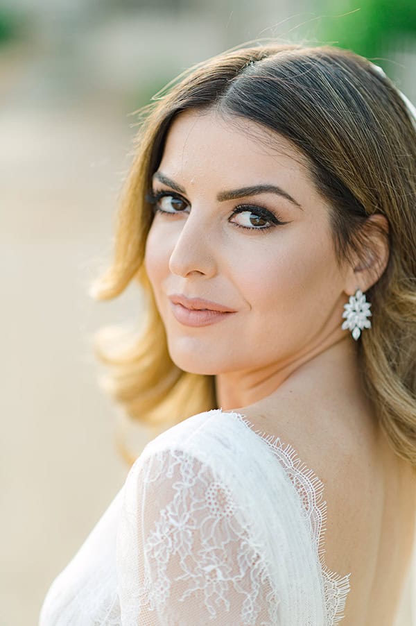 romantic-spring-wedding-island-white-flowers_12