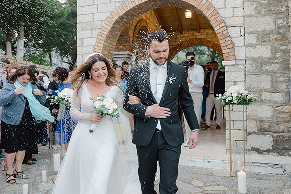 romantic-spring-wedding-island-white-flowers_33