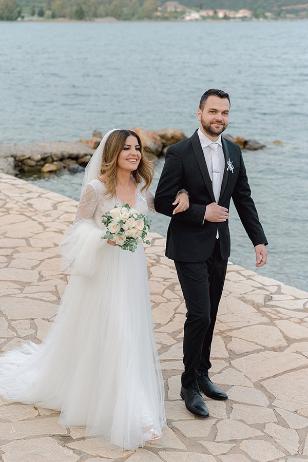 romantic-spring-wedding-island-white-flowers_35