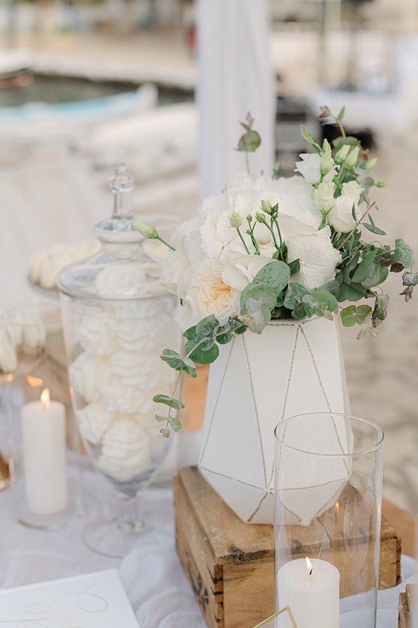 romantic-spring-wedding-island-white-flowers_39x