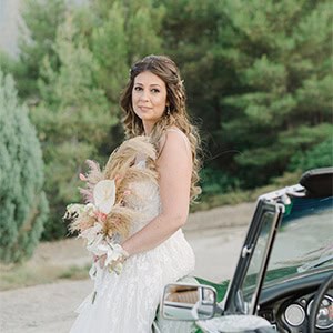 Ρομαντικός καλοκαιρινός γάμος με λευκά ανθούρια και pampas grass | Georgia and Nikos